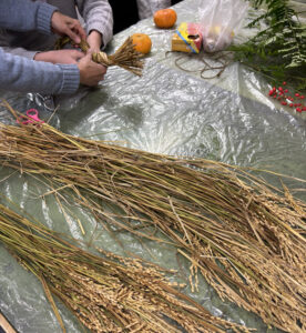 お正月飾り制作風景（1）