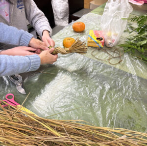 お正月飾り制作風景（2）